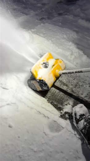 Kiefer Limeback on Instagram: "We just got the new @dewalt_ca 20v snow shovel in for testing. - Now obviously this isnt meant for crazy snowfalls or a whole driveway, but its a super compact unit that would work well for cleaning between cars, or narrow pathways. - Its extremely lightweight and has adjustable fins in the front to direct the snow ejection. - More to come - #dewalt #snow"