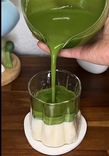 I’ve been saving this tin for the longest time, but it was finally time ✨ Ummon from Ippodo Tea definitely lived up to the hype, and I can see why it’s everyone’s favorite 🍵💚 On their website, Ummon is described as having a prominent umami flavor with a smooth taste, and it truly delivers. Upon opening the tin, I immediately noticed its vibrant emerald green color and a sweet edamame aroma, with subtle chocolatey notes 🍵 As an usucha, it was deeply umami, but not the usual seaweed-forward kin