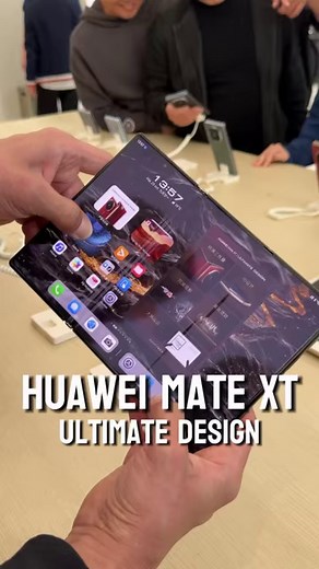 El celular prototipo adaptive display de Motorola es un concepto innovador que combina las funciones de un smartphone y un reloj inteligente. Tiene una pantalla pOLED flexible de 6,9 pulgadas que se puede doblar y adaptar a la forma que el usuario quiera darle. Motorola no ha revelado cuándo estará disponible el producto final ni cuál será su precio. @motorola_col @motorola #motorola #adaptivedisplay #mwc2024 #barcelona #celular #celulares #prototipo #tecnologia #tecnología #julitecno | Julián G