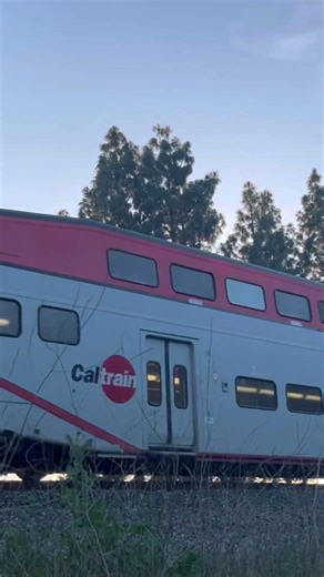 Caltrain 925 speeding past #train #caltrain #railway