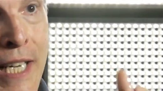 🎯 ¿Qué es la cibernética? — Paul Pangaro, PhD Pregunta 1: ¿Qué es la cibernética? Idea clave: La cibernética proviene del griego kybernetes (dirigir, pilotar). Es la ciencia de dirigir sistemas hacia una meta mediante bucles de acción–sensado–comparación–corrección. Un sistema es inteligente si puede autocorregirse continuamente frente a perturbaciones. Pregunta 2: ¿Cómo influye la cibernética en la forma de ver el mundo? Idea clave: La cibernética es un lenguaje poderoso para describir cómo fu