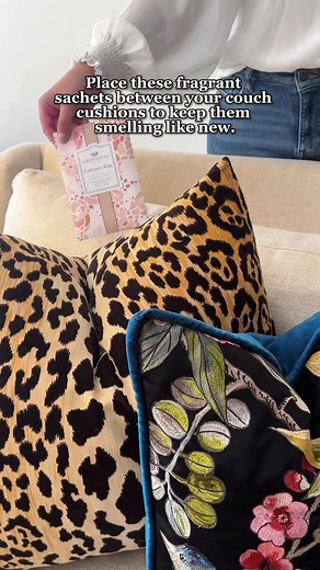 Our scented sachets are perfect to stash around your home for beautiful bursts of fragrance ✨ Tip: With the holidays quickly approaching, sachets are a great, affordable gift for your friends and family. Give them the gift of gorgeous fragrance they are sure to fall in love with ❤️ #hostinghacks #hostingtips #homefragrances #holidaygifting #scentedsachet #flamelessfragrance #cashmerekiss #hostingtipsandtricks