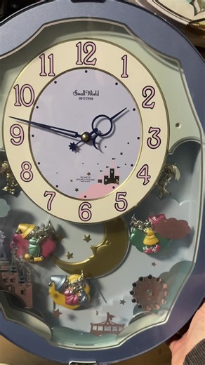 i’m at disney world this week with my family this week so i thought it would be fitting to post this vintage “small world” rhythm clock to celebrate 🥳🦄❤️ this one was called “moon fantasy” and released in 2000, but it was unfortunately short-lived and was discontinued just 2 years later. it’s definitely one of the more vibrant musical clocks the brand made, and the Disney music definitely fits the festival theme 😎🎡 super hard to find nowadays!!! #cute #vintage #fyp #magic #amazing