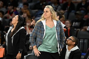 Las Vegas Aces coach Becky Hammon visits UTSA as Roadrunners stun Shockers to remain undefeated in AAC