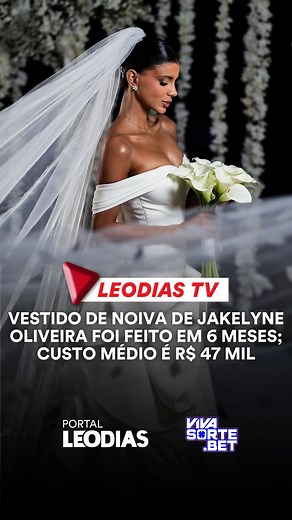 O estilista Lucas Anderi participou do “Jornal dos Famosos” desta quarta-feira (16/4) e revelou detalhes de como foi o processo realizado durante 6 meses do vestido sob medida da modelo e atriz Jakelyne Oliveira, que casou nesta terça-feira (15/4) com o cantor sertanejo Mariano. Com visitas feitas uma vez ao mês, o estilista afirmou que Jakelyne sempre pedia ajustes no vestido. Segundo ele, a cauda contou com 2 metros e meio de comprimento e a noiva optou por não usar o acessório; além disso, o