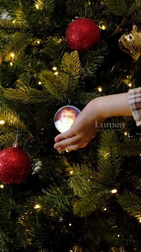 Transform your Christmas tree into a memory box 🎄✨ Upload your favorite photos or videos — and let your past moments glow in crystal-clear beauty. Make this holiday unforgettable with a keepsake that plays your memories inside a glass ornament. | Lumea Memory Sphere