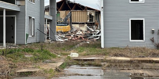 Demolition begins at abandoned, blighted apartment complex in Shreveport after numerous fires