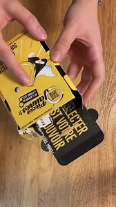 Les Pièces Jaunes 💛 2023 sonne le grand retour de la plus célèbre tirelire en carton ! Vous pouvez d'ailleurs la retrouver dans tous vos bureaux de Poste 😉 Pour faire un don 👉 http://ow.ly/IkRN50MAW4w | La Poste