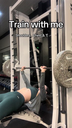 Chest , Triceps & shoulder day 💪🏽💚 Please check my page our for more gym , running and Hyrox videos 💪🏽🏃🏽‍♀️🤞🏽🥹⚡️❤️‍🔥 #fitnesstok #fitnes #gymgirl #gymgirls #gymtok