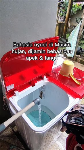 komalasari's Daily on Instagram: "Penemuan terbaik th 2026 bisa nyuci di musim hujan tanpa bau apek & langu 😍, jujur ya guys ini kmaren2 di bandung cuacanya gk dikasih panas bertrut2 slma 3hari hari,,pas banget jadwal nyuci aku punya detergen laundry ini, ya Allah semerbak😭wanginya dan gk ada bau aoek sama sekali🙈#asmr #mesincuci"