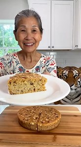 🍚🥣 Grandma’s 15-Second Recipe: Rice Cooker Banana Oat Cake (Flourless & Oil-Free) Grandma and A-Hu are making a super easy banana oat cake using a rice cooker. No oven, no kneading—just toss everything into the inner pot and mash. The texture is soft, chewy, and lightly bouncy, with a warm walnut aroma. A-Hu only peeks in to sniff, gently swishes his tail, and patiently waits for the lid to open. 🕒 Timing Prep: 8–10 minutes Rice cooker: 1–2 “Cook” cycles (about 35–70 minutes, depending on the