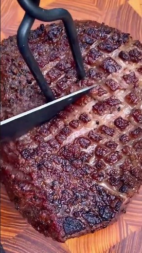 This is how the process of cutting meat using a knife is carried out by an expert