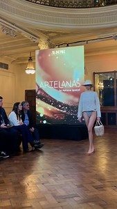 ARTELANAS presenta “Nativa” en Argentina Fashion Week Regresamos a la pasarela de Argentina Fashion Week para presentar Nativa, nuestra nueva colección que transforma lo artesanal en lujo natural. En nuestra cuarta participación dentro de la Semana de la Moda de Argentina, y bajo la curaduría de la Asociación de Moda Sostenible Argentina (AMSOAR) de la que somos parte, reafirmamos nuestro compromiso con la moda consciente y con un oficio que une tradición y contemporaneidad. Nativa es nuestro vi