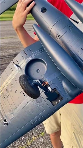 Let’s all drool over some good looking retracts #warbird #corsair #f4ucorsair #rc