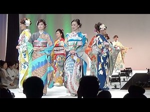 世界１９６カ国を着物に 東京五輪前に、まず１２着披露