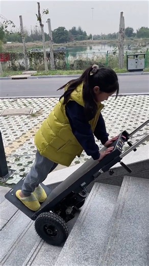 😱 How Does This Machine Climb Stairs So Easily