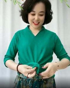 All you need is an elastic band to transform your outfit 🤩😲