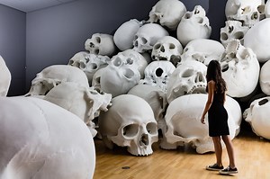 Mass, Ron Mueck giant skulls | Collater.al