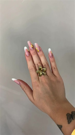 Unghiette estive con Micol Pollara: look fresco e limone