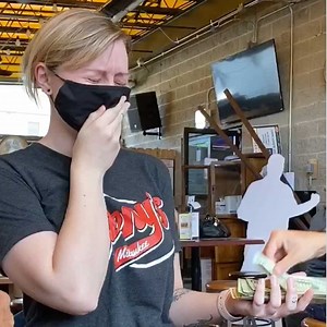 This waitress got the surprise of a lifetime. | LightWorkers