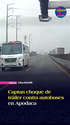 Un video impactante que circula en redes sociales muestra el momento exacto de un fuerte choque entre un tráiler y un camión de transporte de personal en el municipio de Apodaca, Nuevo León. Al menos 10 personas resultaron heridas.