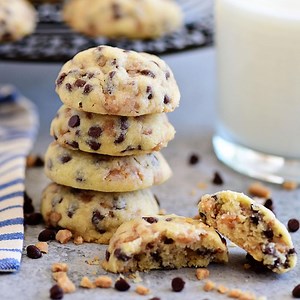 PUT THESE ON YOUR BAKING LIST! Toffee Chocolate Chip Shortbread Cookies- buttery melt-in-your-mouth shortbread is studded with caramelized toffee bits and mini chocolate chips in every bite.😍🍪 recipe>> https://tidymom.net/chocolate-chip-shortbread-cookies/ | TidyMom