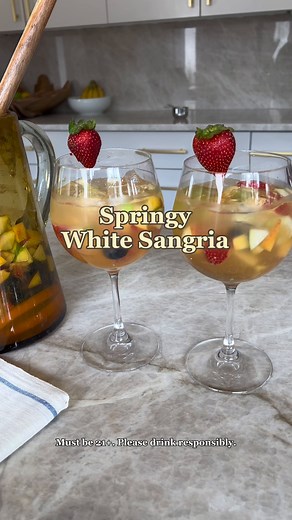Make a springy White Sangria 🍹 with us: 1 750mL bottle of Globerati Pinot Grigio or Sauvignon Blanc 1/2 cup apple brandy 1 medium lemon, thinly sliced into rounds 1 medium lime, thinly sliced into rounds 1 large or 2 small oranges, thinly sliced into rounds (or peeled and segmented) 1 medium green apple, cored and chopped 1 medium nectarine*, chopped 1 cup strawberries*, sliced 1 cup blueberries* Agave nectar, 1/8 to 1/4 cup (to taste) Sparkling water, to top (optional) Strawberry or mint for g