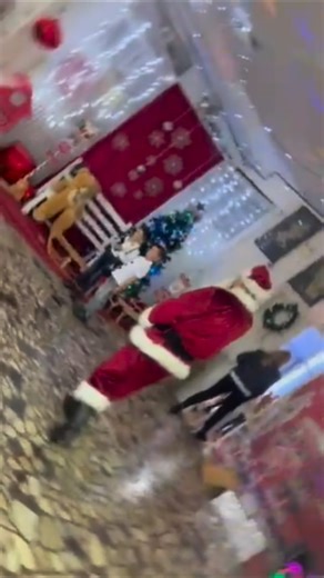 I Deda Mraz je stigao! ✨🎅Dočekali smo ga s osmijehom, čašom mlijeka i šargarepom za njegove vjerne irvase. 🥛🥕 A onda je krenula prava praznična čarolija. | OŠ "Boško Buha" Pljevlja