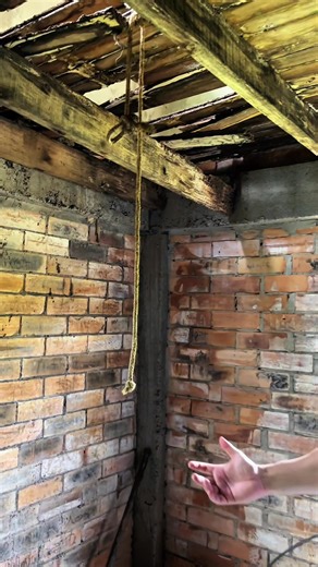 Casa Abandonada com Uma História Sombria