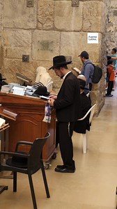 ¿Por qué los judíos se balancean cuando rezan? 😮 #Israel #Jerusalem #jerusalen #judaismo #Israelitas #Salmos | Gastón y Oxana en Israel