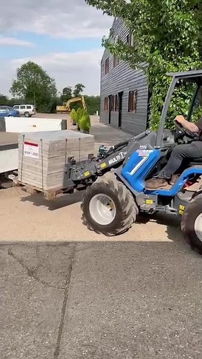 Unloading a pallet of paving slabs with the MultiOne 8.5SK MultiFunction Loader