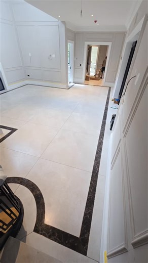 🇮🇹 Italian Porcelain – monumental 120×120 cm format 🖤 Dark Border – a bold frame that defines the geometry of the space ✨ Gold Tile Trim – jewellery-like detailing in true Luxury standard Large-format Italian porcelain tiles 120×120 cm, finished with an elegant dark perimeter and precision-installed gold trim. This is not just a floor. It’s the foundation of a luxury interior — where every millimetre of grout and every cut matters. Quality that speaks for itself. 📩 DM for a bespoke quote | M