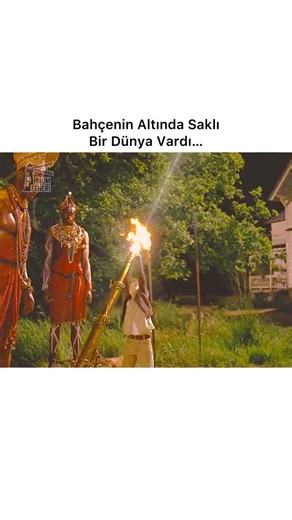 Filmfeneri on Instagram: "Bahçenin altında saklı bir dünya, cesaretle atılan küçücük bir adım… Çocukluğun hayal gücünü ve masalların büyüsünü hatırlamak isteyenler için, görülmeyeni fark etmeyi öğreten sıcacık bir macera. ✨ 🎥 Film: Arthur and the Invisibles 🎞️ Türü: Macera, Fantastik, Aile 📅 Yapım Yılı: 2006 📽️ Yönetmen: Luc Besson 🎭 Oyuncular: Madonna, Freddie Highmore, Mia Farrow, David Bowie 🌟 IMDb: 6.0 🎬 Konu: Arthur, büyükannesinin evini kurtarmak için bahçede saklı olduğu söylenen h