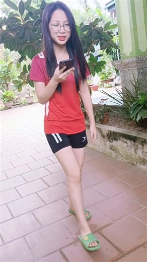 Thấy gái xinh trò chuyện tí đã