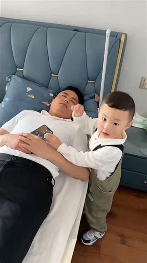 Hilarious! Toddler Grabs Dad’s Phone – Must Watch Short 😆 #Shorts, #shortsfeed, #funny #trending