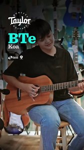 #HIGHLIGHT | Taylor BTe-Koa "รุ่นนี้เล่นง่ายมากด้วยคอที่ขนาด (𝟏-𝟏𝟏/𝟏𝟔 นิ้ว) | 𝐁𝐨𝐝𝐲 𝐒𝐢𝐳𝐞 ¾" 🟠 𝐁𝐚𝐛𝐲 𝐓𝐚𝐲𝐥𝐨𝐫 ทุกรุ่นมาพร้อมกับกระเป๋า 𝐆𝐢𝐠 𝐁𝐚𝐠 ที่ทนทาน และเหมาะสำหรับการเดินทาง ซึ่งผลิตโดย 𝐓𝐚𝐲𝐥𝐨𝐫 𝐆𝐮𝐢𝐭𝐚𝐫𝐬 เพื่อความปลอดภัย และการปกป้องที่เหมาะสม 🟠 คาแรคเตอร์เสียง ไม้ 𝐊𝐨𝐚 มีความใส กังวาน ให้ย่านเสียงกลางดี ไม้ชนิดนี้มีโทนเสียงที่โฟกัสไปทางย่านกลางค่อนข้างเด่น มีความคมของย่านเสียงแหลมไม่บาดหู ย่านเบสทุ้มแต่จะไม่ลึกมากเท่าไร "หัวโน๊ตชัดเจน-ค่อนข้างมาก" ให้เสี