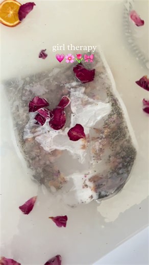 Bath tea bags filled with a blend of natural herbs and salt 🌿🛁 Create the perfect relaxing atmosphere after a long, stressful day. Warm water, soothing herbal aromas, and a few quiet minutes just for yourself — your own little SPA ritual at home ✨ Let the stress melt away and enjoy pure relaxation 💚 #bathteabag#spadayathome #selfcaretiktok#aromaterapia#fy