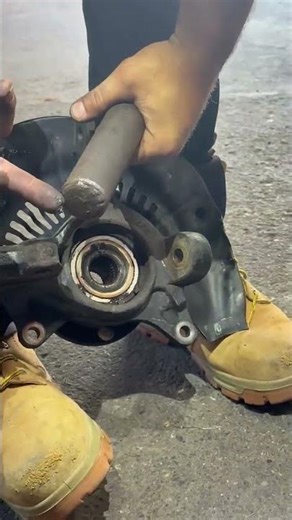 Hub removal 😎🔧#mobilemechanic #mechaniclife #autotech #wheelhub #hubassembly #seizedbolts