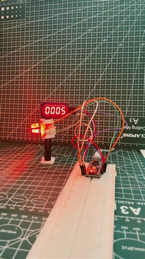 Simple demo of Traffic Control System using Arduino #arduino #shorts #electronic #hobby