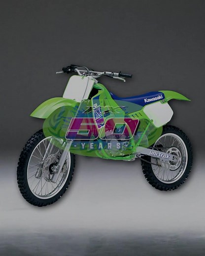 ＜カワサキオフロードバイクストーリー＞ 多くのオフロードシーンを彩ってきたカワサキモーターサイクル。 KX50周年を記念して、ショートストーリーをお届けします。 その５．19インチリヤタイヤ 1986年にAMA(アメリカモーターサイクル協会)で施行されたプロダクションルールに則り、各社が市販車をベースとしたモディファイ仕様でレースに臨む中、1987年の全日本モトクロス開幕戦において、カワサキだけがファクトリーマシンKX125SRを投入しました。 エンジンはクランクケースリードバルブの新型、フレームもスクラッチビルドの手法で仕上げられてましたが、ひときわ目を引いたのが薄さの目立つリヤタイヤで、扁平率90%の19インチタイヤを履いていました。 当時のモトクロッサーのリヤタイヤは18インチが主流でしたが、岡部篤史が駆るKX125SRのリヤタイヤは、19インチながらタイヤの外径は18インチとほぼ同じ。 リヤタイヤの扁平率を上げることでトラクション効率の向上を狙い、岡部選手はこの開幕戦で堂々の優勝を飾ったのでした。 これをきっかけに125のリヤタイヤは100/100-18から100/90-19へ