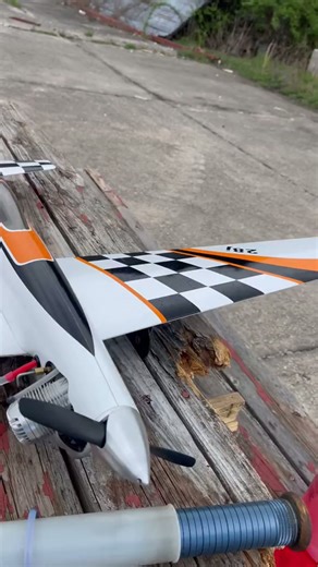 Nitro RC pylon racers screaming around the field