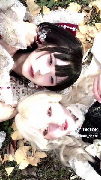 博麗霊夢と霧雨魔理沙のコスプレ特集