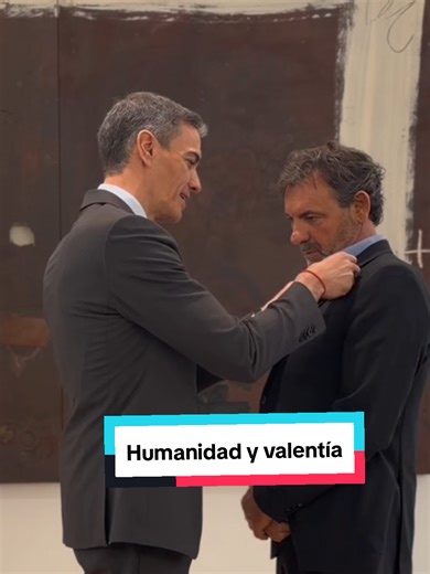 Hoy condecoramos a un símbolo de humanidad, valentía y esperanza, Óscar Camps y Open Arms. 👐 @Open Arms @Oscar_Camps