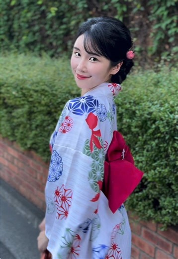 夏の思い出を振り返る浴衣姿