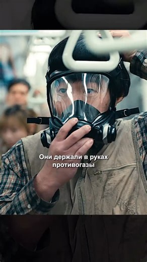 🎬 Фильмы за 1–2 минуты | Смысл кино on Instagram: "Название: «Алиса в Пограничье» Год: 2020 (1‑й сезон), 2022 (2‑й сезон) Жанр: научная фантастика, триллер, боевик, выживание Сюжет: Рёхэй Арису — безработный геймер, проводящий дни в виртуальных мирах. После ссоры с отцом он встречается с друзьями Чётой и Карубэ в центре Токио. Внезапно город пустеет: ни людей, ни связи, ни электричества. Герои оказываются в зловещей версии Токио — Пограничье. Здесь выживают лишь те, кто проходит смертельные игр