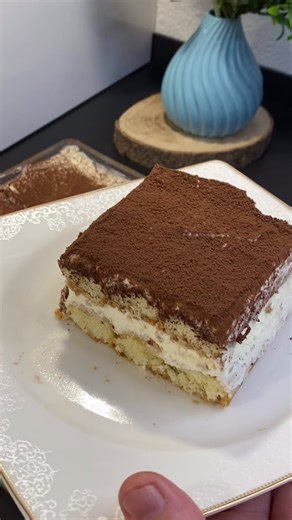Einfaches Tiramisu für zu Hause 🤎 Wir bereiten den italienischen Klassiker ganz praktisch zu! Mit seinen weichen Schichten, dem köstlichen Kaffeearoma und der leichten Creme wird es dein Favorit 😍 Backform: 28 × 28 cm ✨ Zutaten • 2 Becher Sahne (400 ml) oder Schlagsahnepulver (z. B. Cremepulver) • 1 Packung Mascarpone (250 g) oder Kaymak (Rahm) • 2 Esslöffel Frischkäse • 1 Päckchen Vanillezucker • 3 gehäufte Esslöffel Puderzucker • 250 ml Kaffee • 44 Löffelbiskuits • Kakao zum Bestreuen 👩‍🍳 