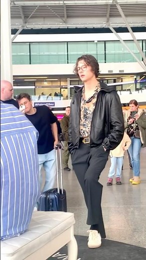 ‪@david.kushner‬ amazed EVERYONE at the AIRPORT with a SURPRISE performance of his song 🤯 PART 3