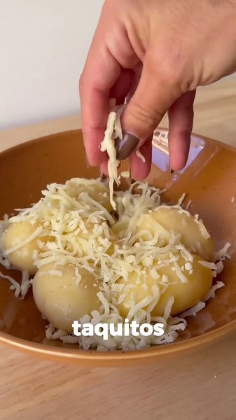 🥔 DÍA 4 DE 5 RECETAS PARA VAGOS: BOLITAS DE PATATA EN AIRFRYER 🤤 🥔 DÍA 4 DE 5 RECETAS PARA VAGOS: BOLITAS DE PATATA EN AIRFRYER 🤤 ¿Buscas una cena fácil, rápida y deliciosa? Estas bolitas de patata con mozzarella y jamón serrano en la freidora de aire te van a salvar más de una noche. 🔥 ¡Crujientes por fuera y con queso por dentro! 🛒 INGREDIENTES: - Patatas de bote - Mozzarella rallada - Taquitos de jamón - Sal y pimienta - Un chorrito de aceite de oliva - 1 huevo para acompañar 👩🏼‍🍳 PA