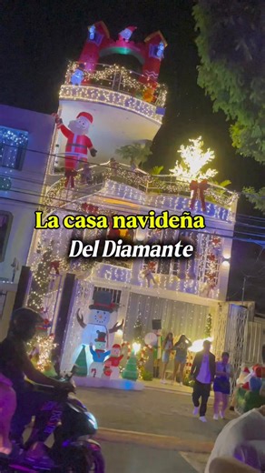 Jennifer Teinvita on Instagram: "La casa navideña mas linda de Cali, años llevando esta linda tradición felicitaciones a Andy por permitirnos disfrutar de esta belleza. Están al frente del polideportivo de el diamante. #casaviral #Navidad #alumbrado"