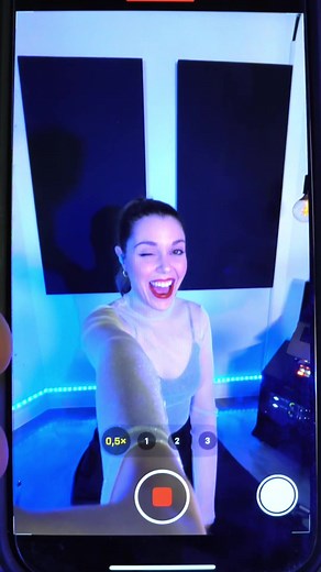 Aujourd'hui c'est journée de magasinage pour trouver de nouveaux vêtements pour mes prochains spectacles et vidéos 😏🤝🏻 La carte BMO eclipse rise Visa* me récompense non seulement pour mes achats quotidiens, mais m'aide aussi à adopter de bonnes habitudes financières! Ce que j’apprécie le plus de la carte, c’est la flexibilité et la confiance qu’elle m'apporte tout au long de mon parcours tant personnel que professionnel. Maintenant, reste plus qu’à m'installer derrière mon drum et à créer de 